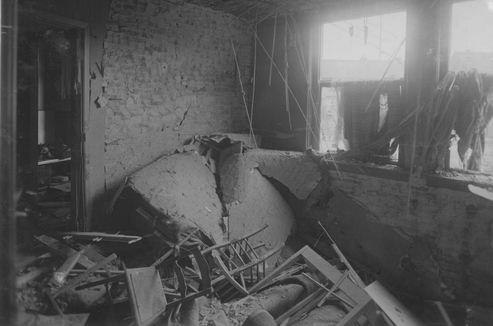 Een bominslag op nummer 10 in februari 1941